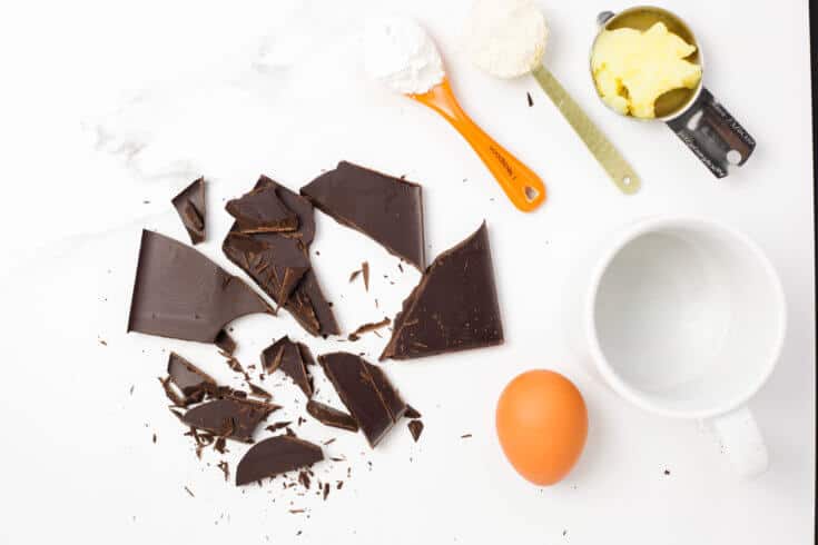 Recette de gâteau à la tasse de chocolat - Dr Axe 3 Gâteau au chocolat dans une tasse - Dr Axe