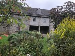 La vieille maison en pierre de John Bartram vu à travers un jardin