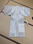 Un bouddhiste de cérémonie blanc Kamiko est disposé