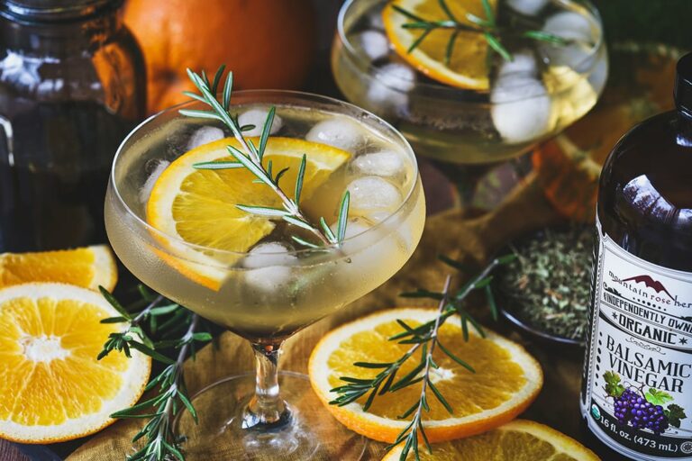 Recette de Rosemary Balsamic Oxymel + Idées de cocktail et de cocktails
