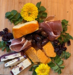 Salade Burnet comme garniture sur une planche de charcuterie