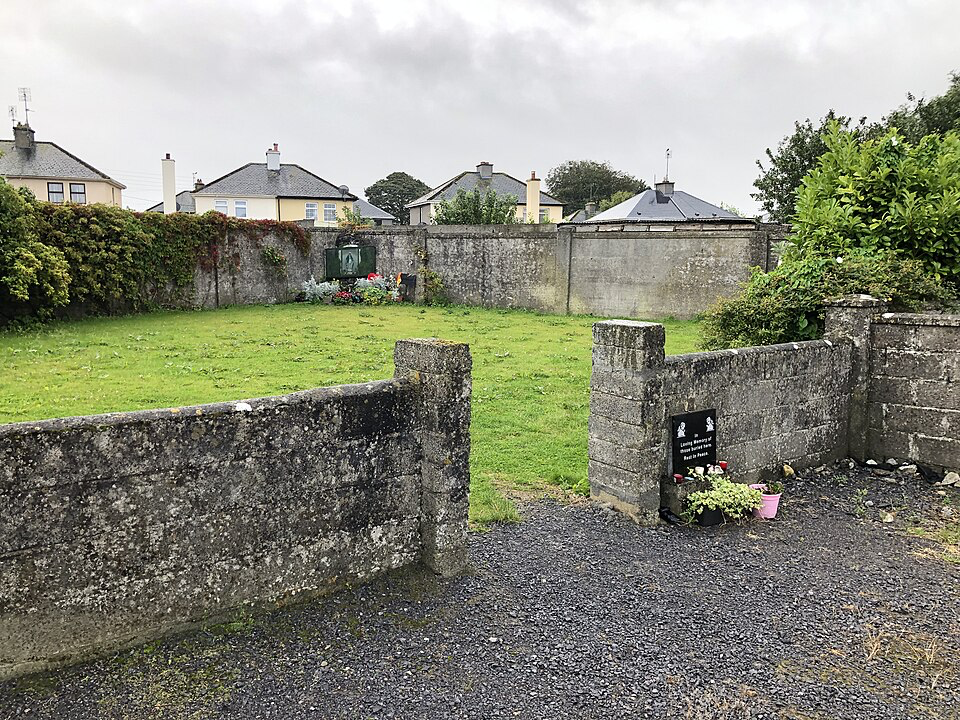 Vue de la tombe de la masse à la maison et à la maison de Baby de Bon Secours, Tuam, comté de Galway.