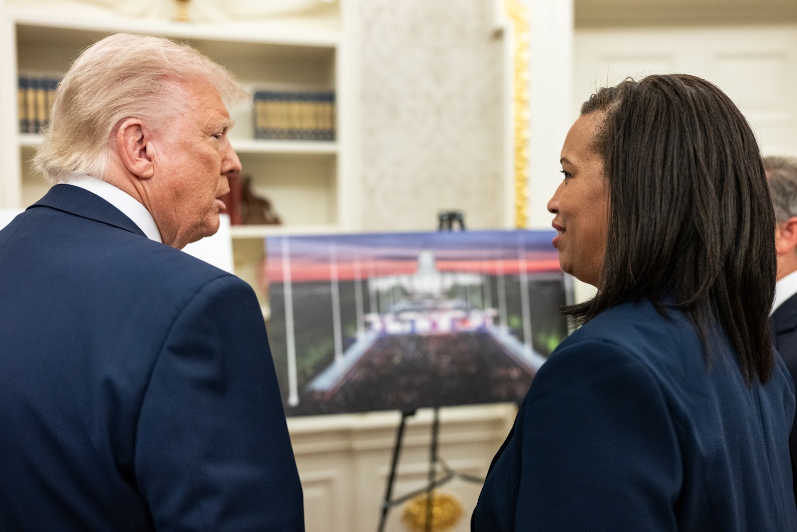 Donald Trump et le maire Muriel Bowser ont une conversation intense dans le bureau ovale, représentant les négociations politiques de haut niveau entourant le projet du stade.