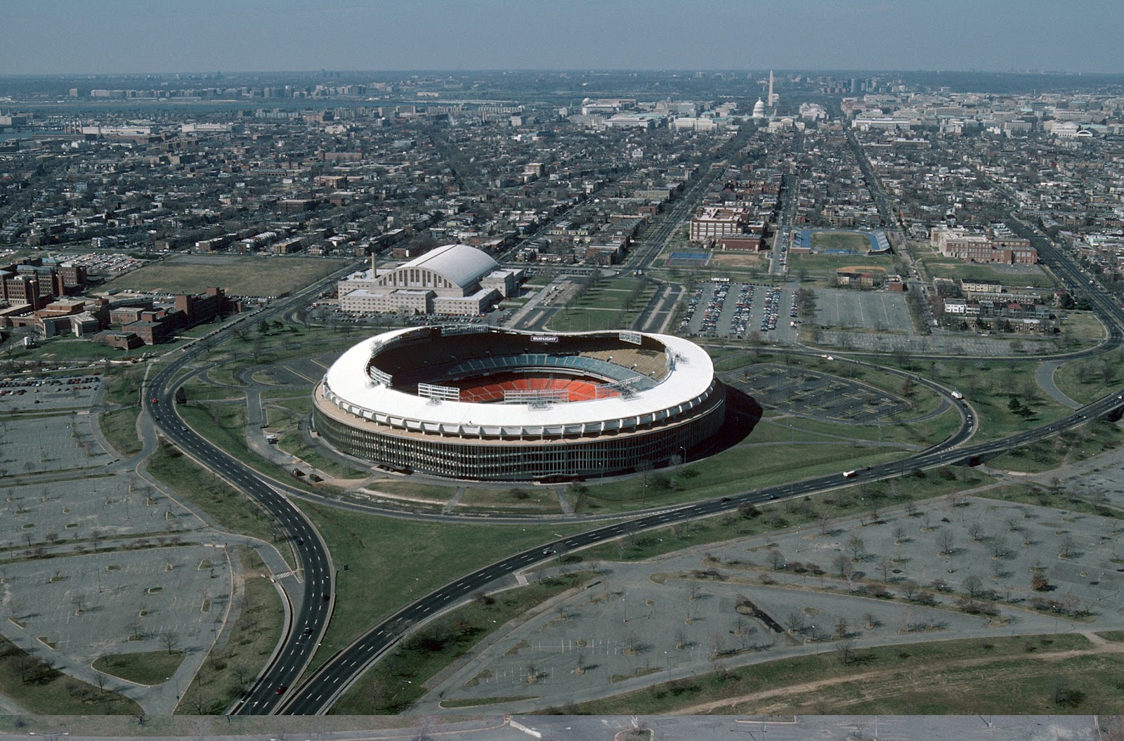 Vue aérienne du stade RFK, le lieu de béton circulaire où les commandants de Washington prévoient de construire leur nouvelle maison après une absence de 30 ans de la capitale.