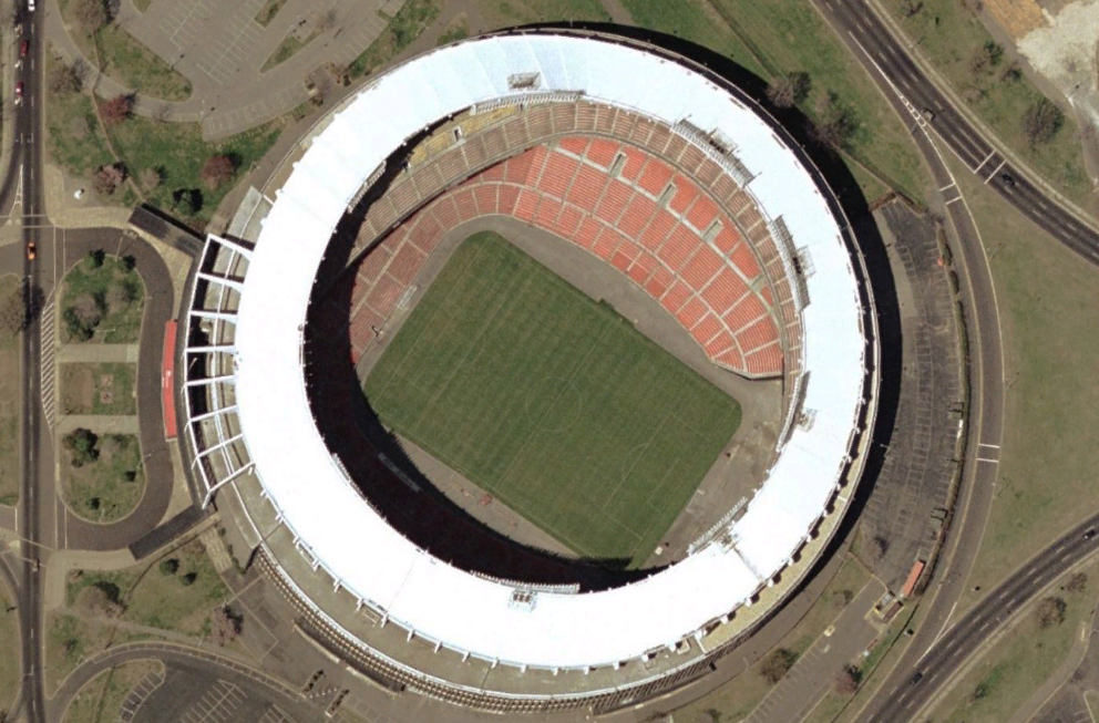 Vue aérienne du stade RFK avec sa conception circulaire distinctive et ses sièges rouges, le site où les commandants espèrent construire leur nouveau lieu d'accueil.